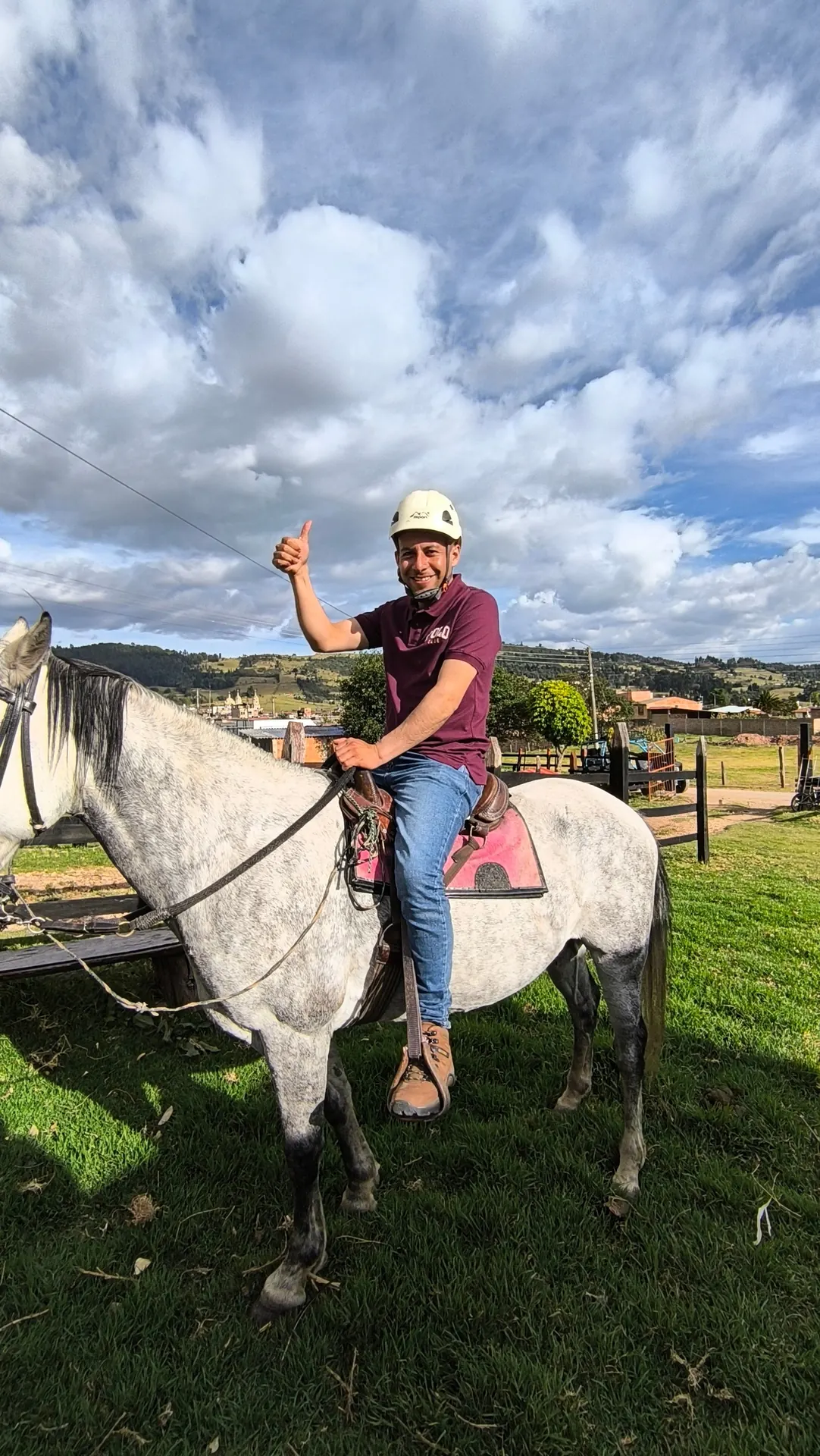 Jinete a caballo con casco de seguridad