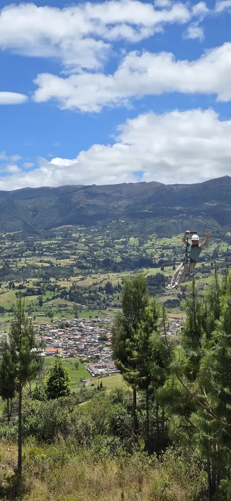 Persona deslizándose en la tirolesa