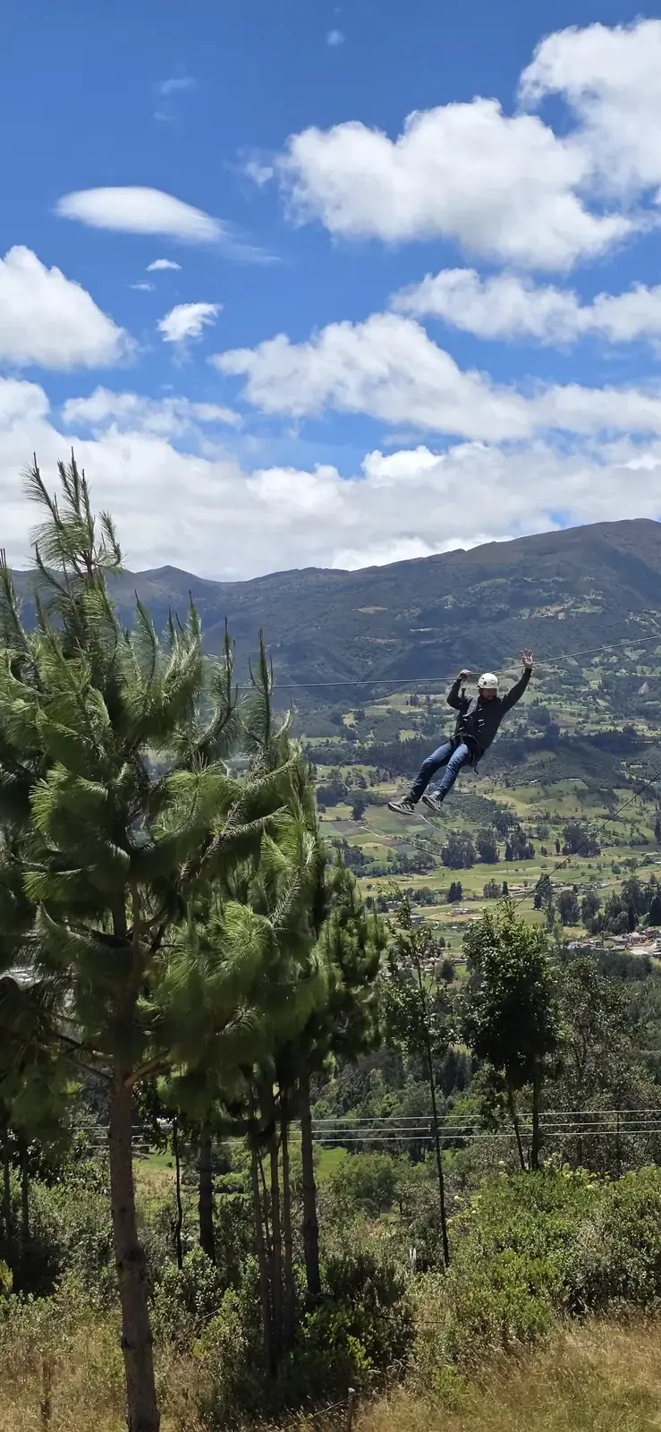 Persona deslizándose en la tirolesa
